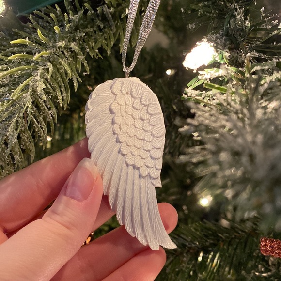 4/10$ NEW Glittery Angel Wing Ornament - Picture 6 of 8